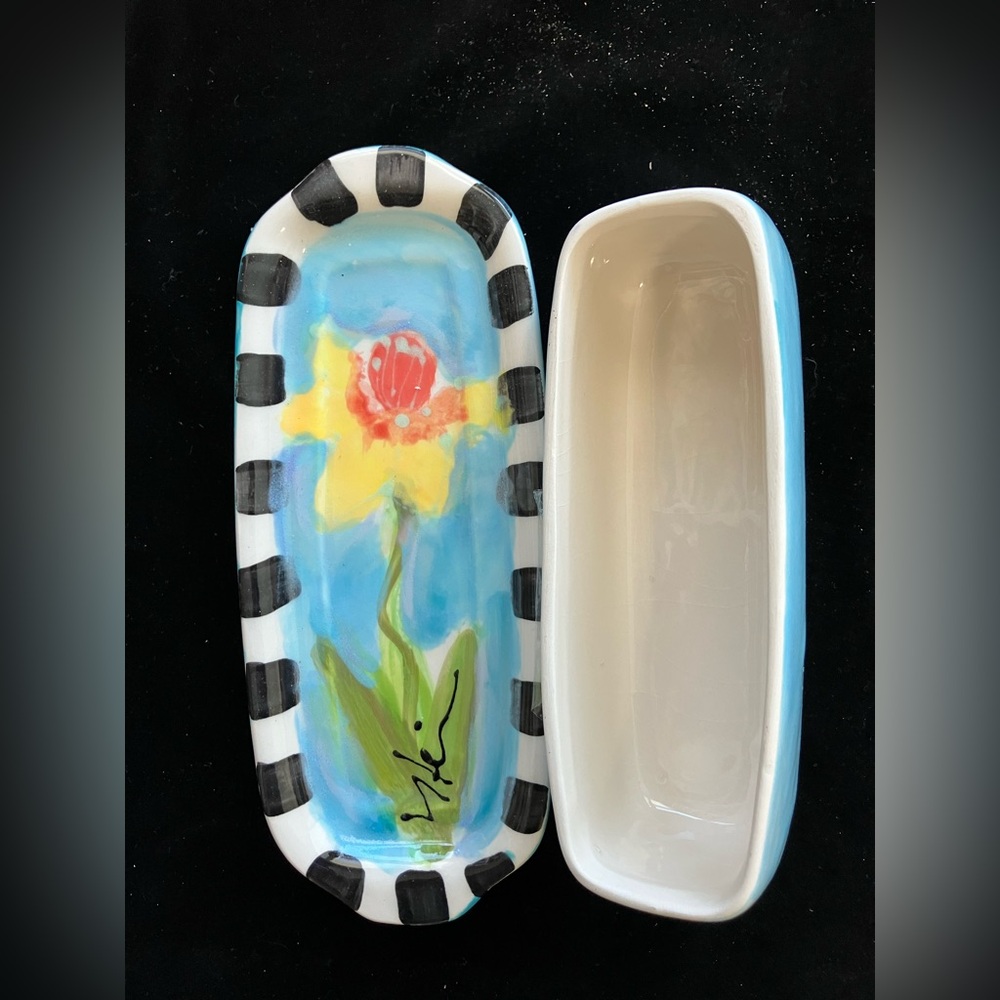 Spring Daffodils Ceramic Hand painted Covered Butter Dish 8”x2” - Picture 4 of 6